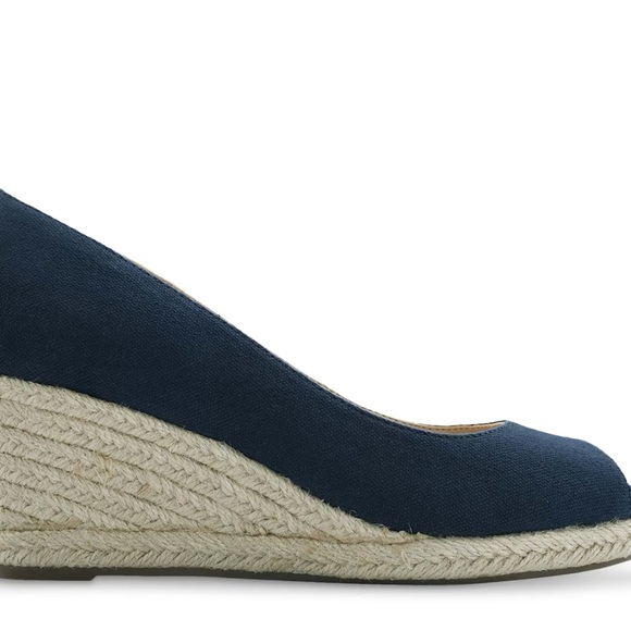 Adrienne Vittadini Bailee Wedge Pump
Excellent condition wore once 71/2 black - Picture 2 of 3